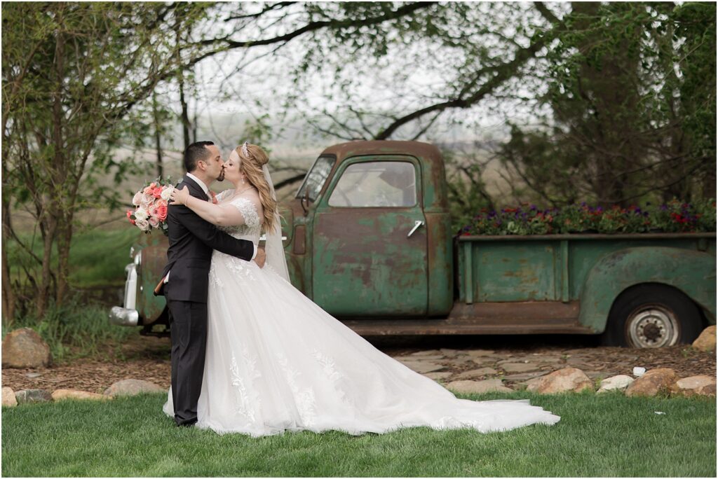 Spring barn wedding in Sioux Falls, South Dakota