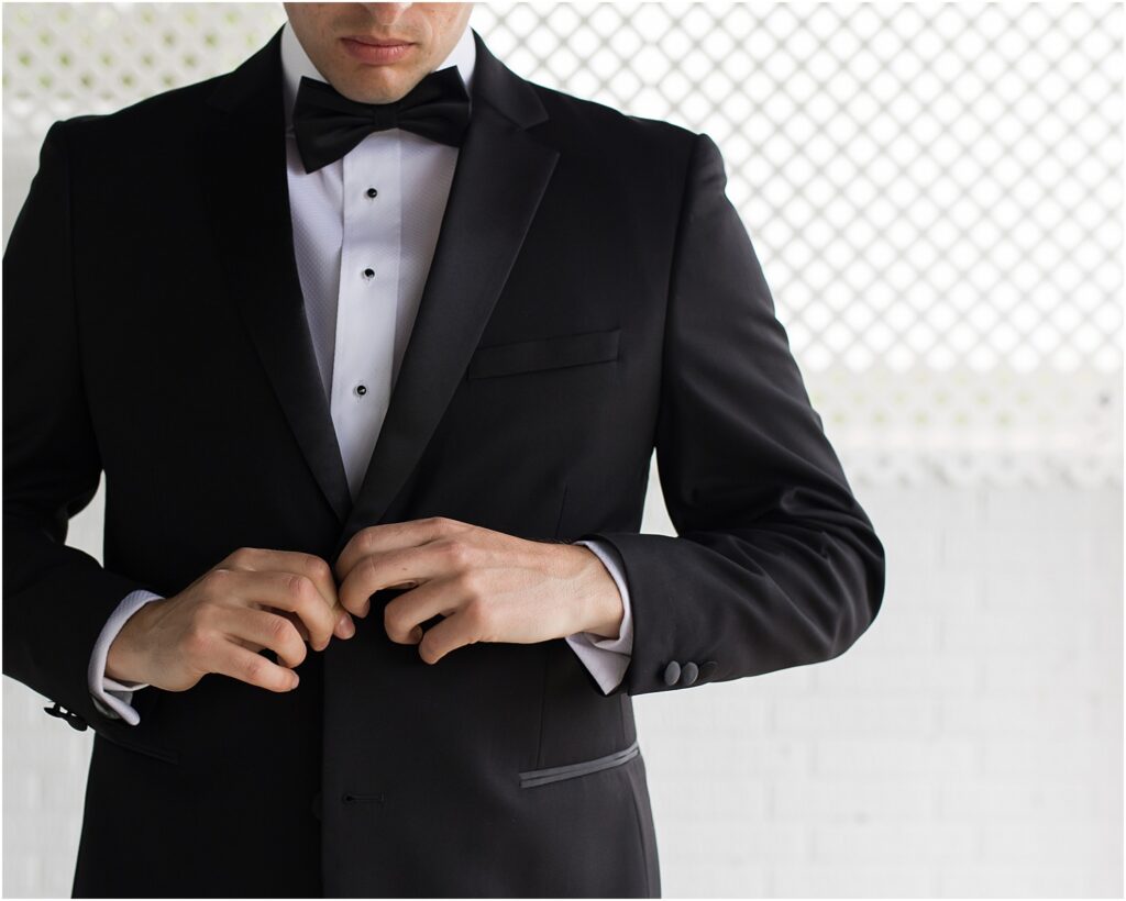 Summer Sioux Falls Wedding | Groom getting ready