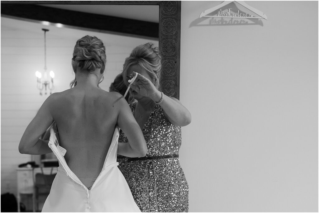 Summer Sioux Falls Wedding | Bride getting ready