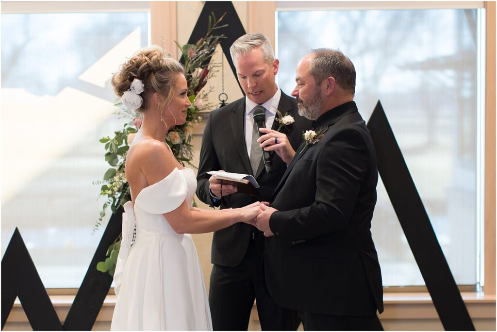Sioux Falls Country Club Spring wedding - Ceremony